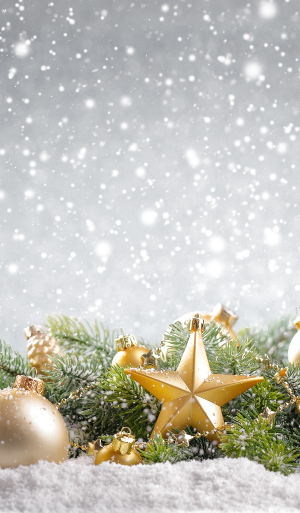 Красивые елочные игрушки с веткой, фон для новогодней открытки