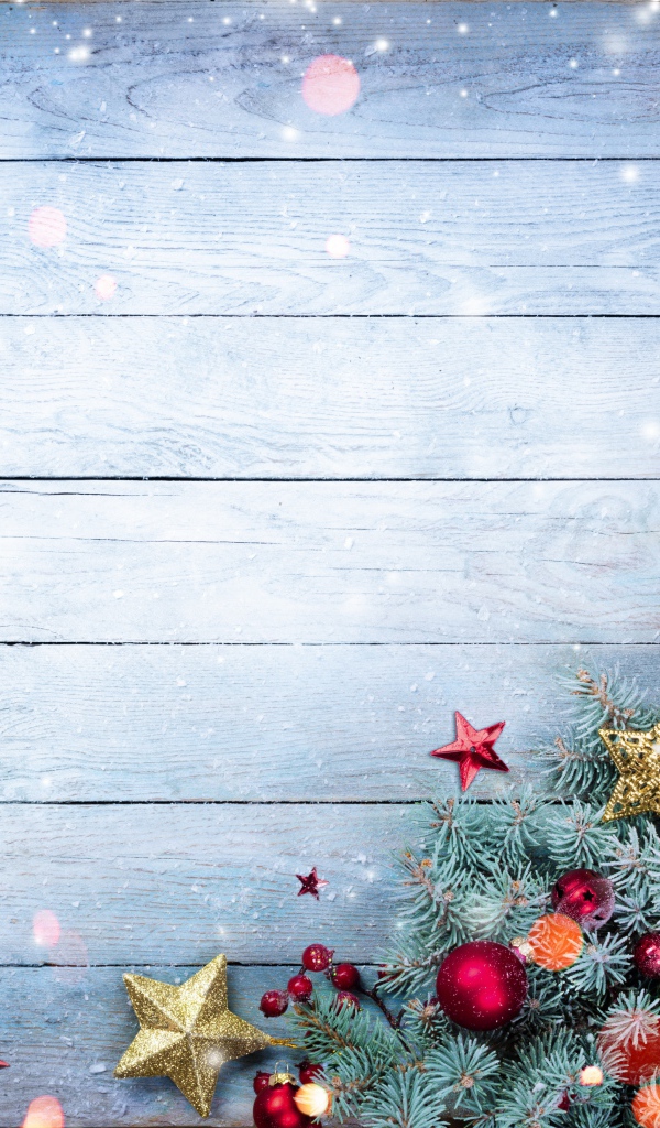 Красивый фон для новогодней открытки с еловой веткой и игрушками