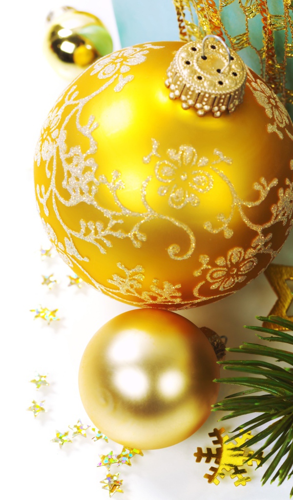 Красивые золотистые елочные шарики на новый год