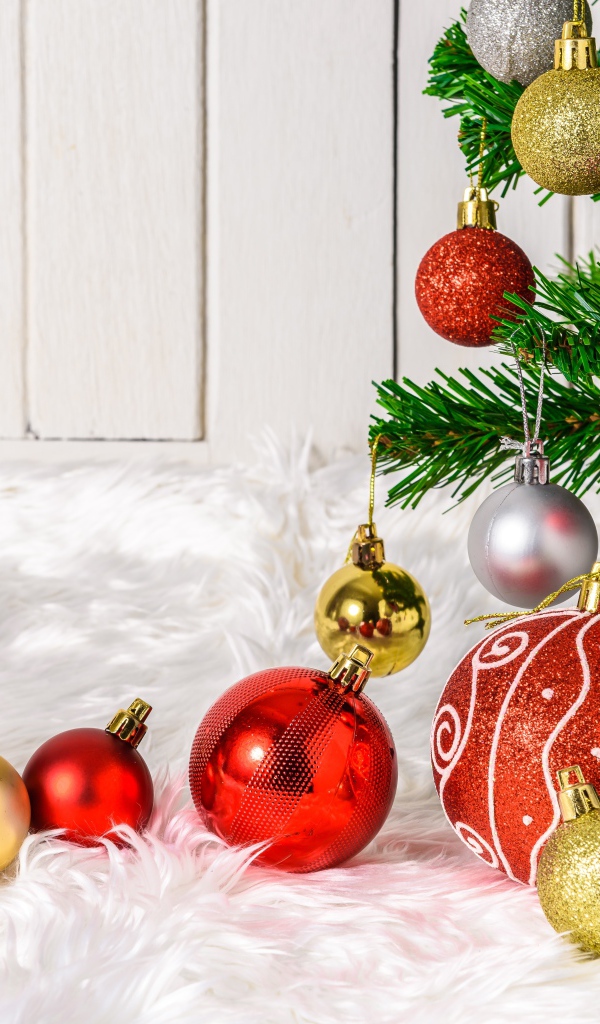 Красные и золотистые шарики с елкой на новый год 