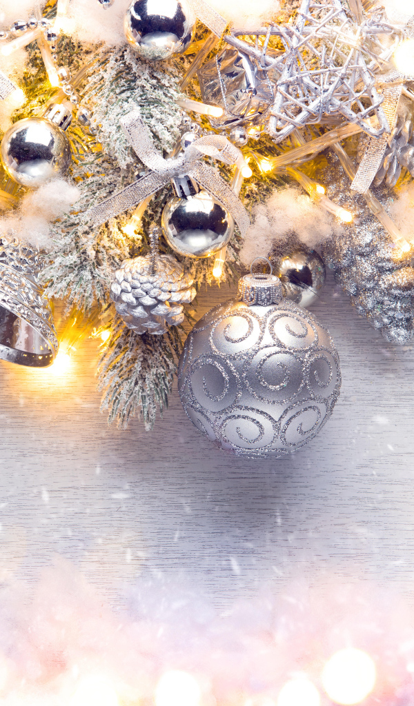 Серебристые елочные украшения на новый год 2021