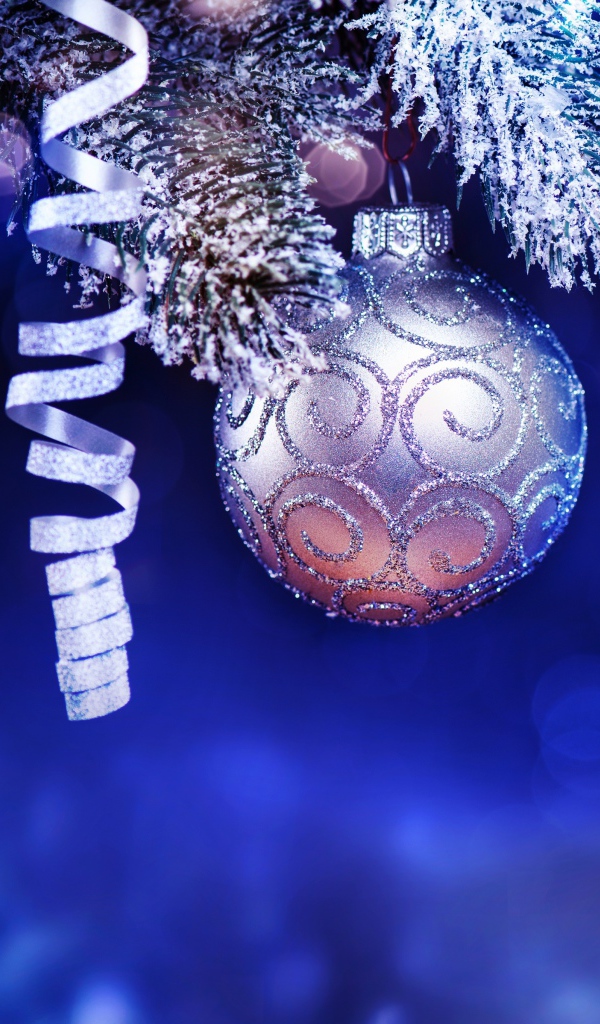 Серебристые шарики на елке на синем фоне
