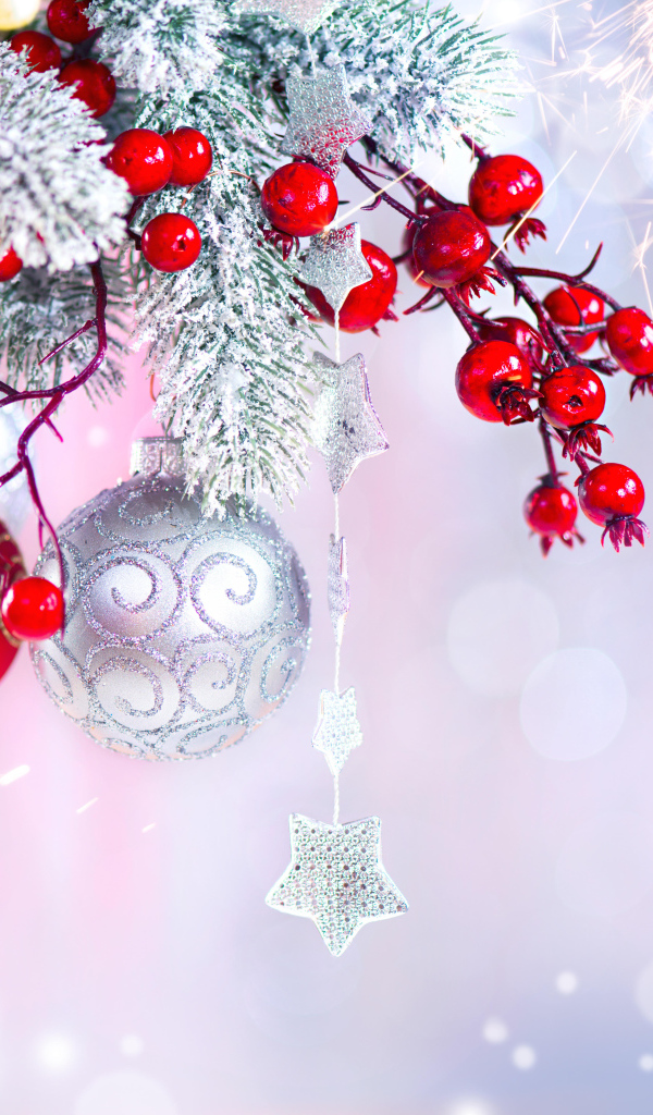 Заснеженная ветка с игрушками, фон для открытки на Новый год 
