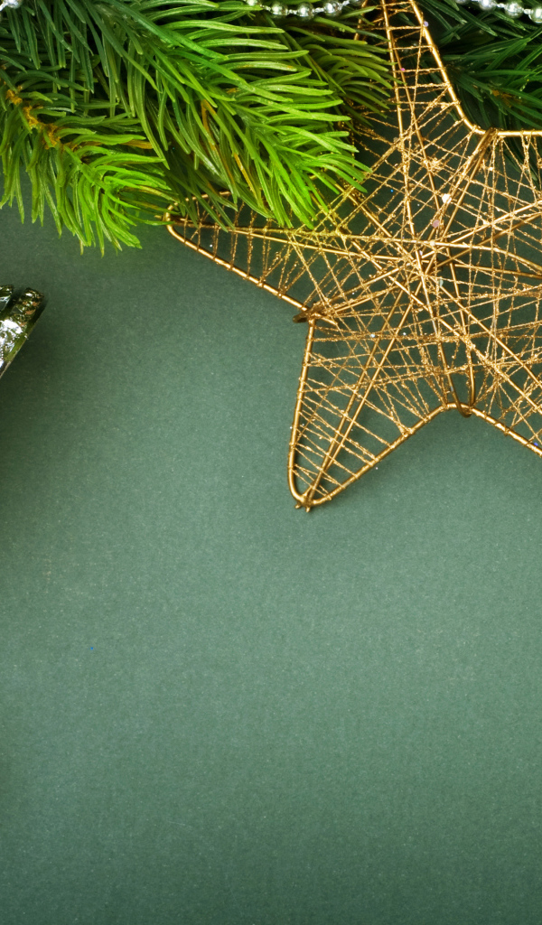 Шаблон для новогодней открытки с игрушками на зеленом фоне