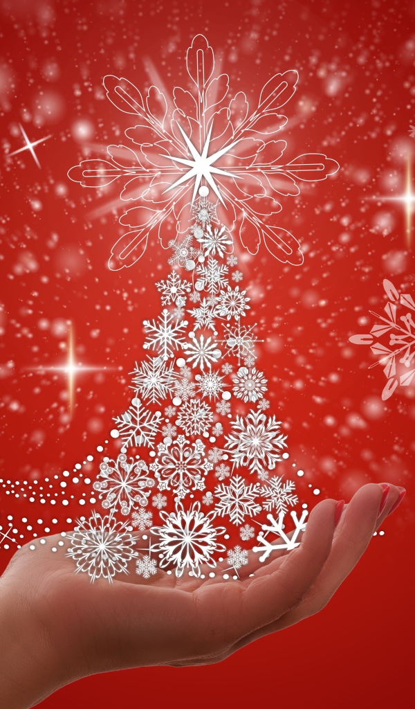 Белая елка из снежинок на руке на красном фоне 