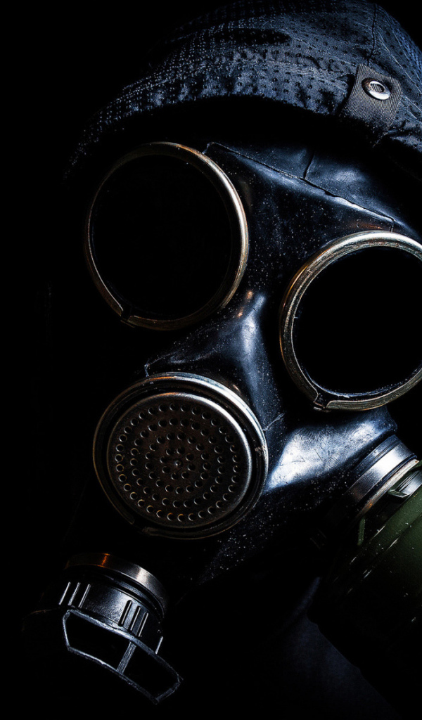 Парень в противогазе на черном фоне, пандемия коронавирус