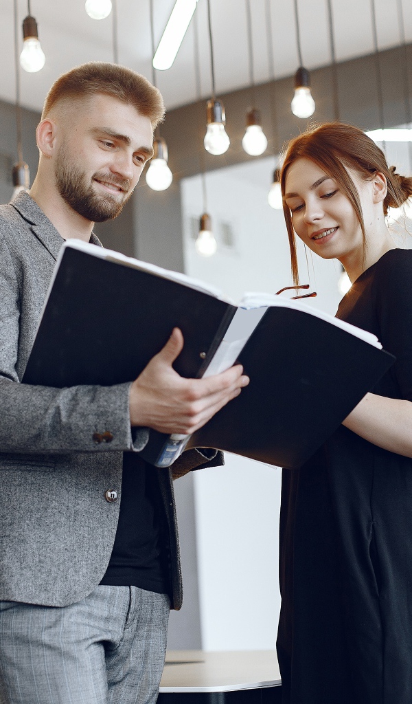 Мужчина и девушка с договором в офисе