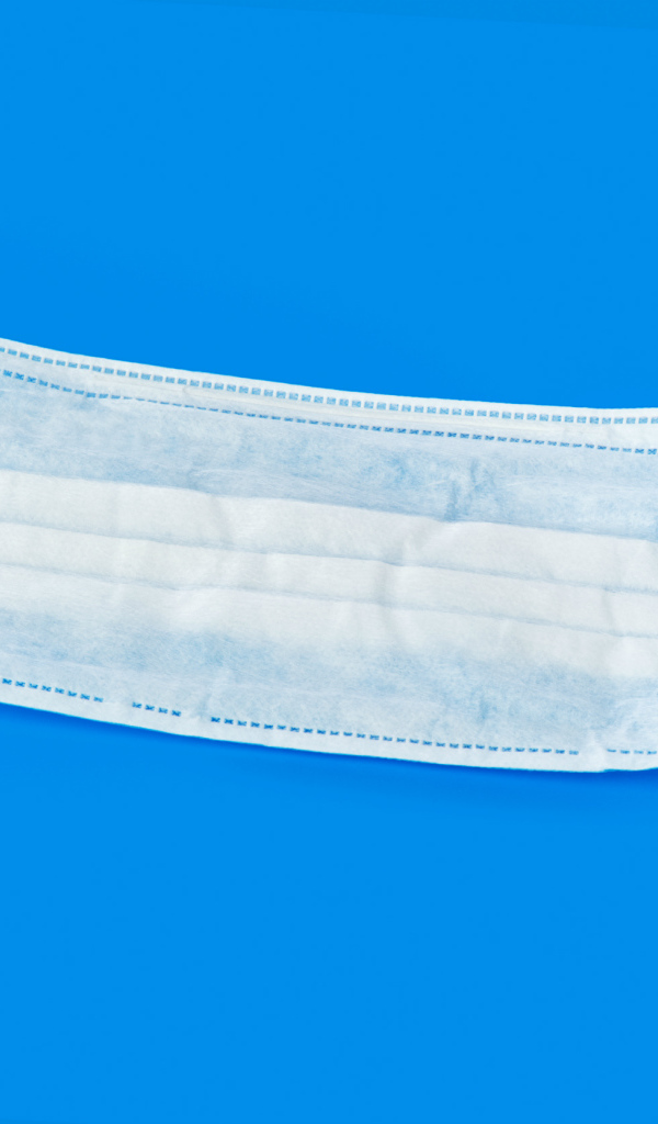 Медицинская маска на голубом фоне