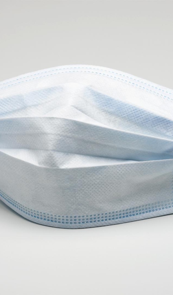 Медицинская маска защита от коронавирус covid-19 на сером фоне