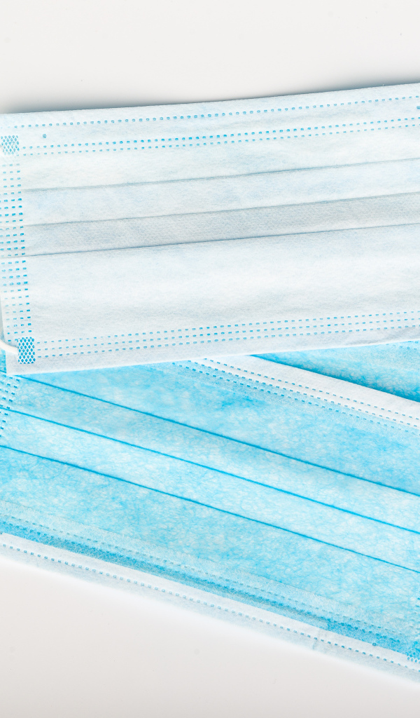 Медицинские маски на сером фоне, коронавирус covid-19