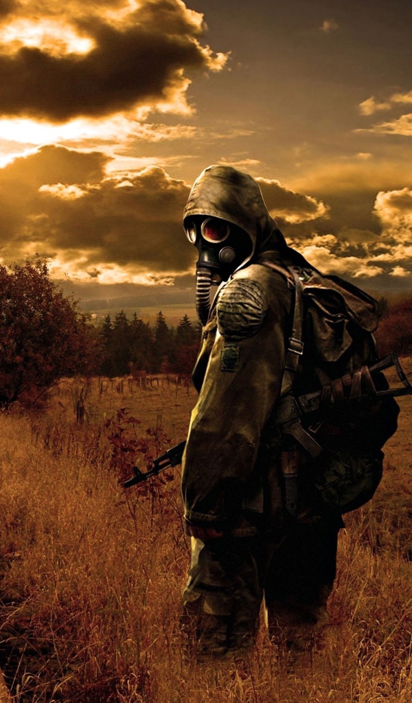 Сталкер в противогазе на рельсах, коронавирус 2020