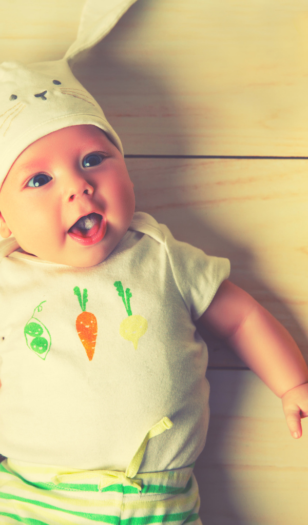 Грудной ребенок в костюме зайца 