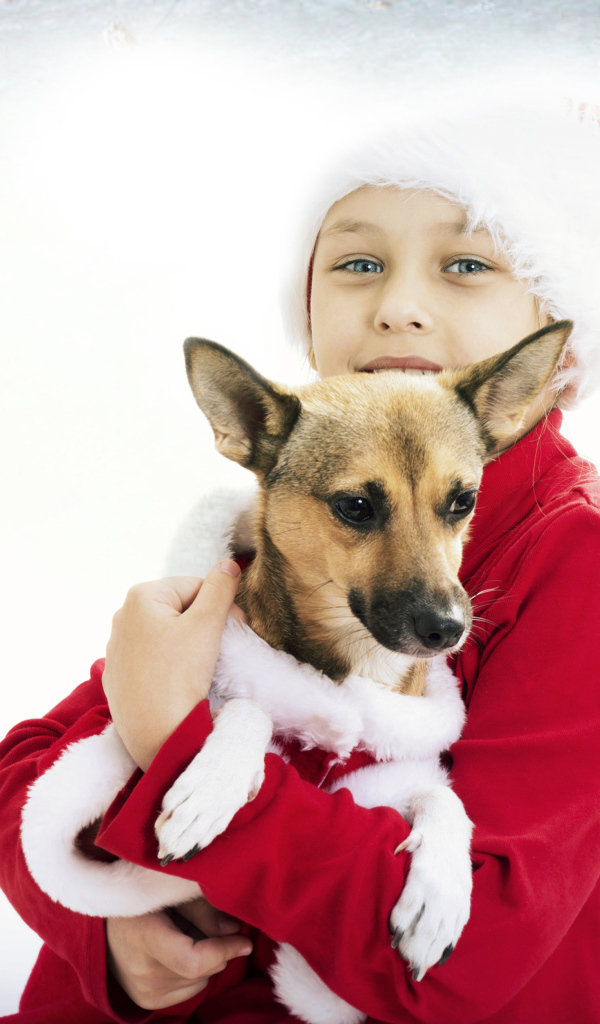 Голубоглазая девочка с собаками и котенком