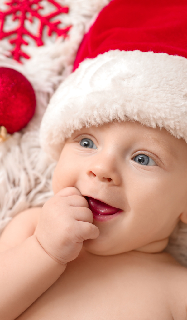 Милый малыш в красной шапке Санта Клауса 