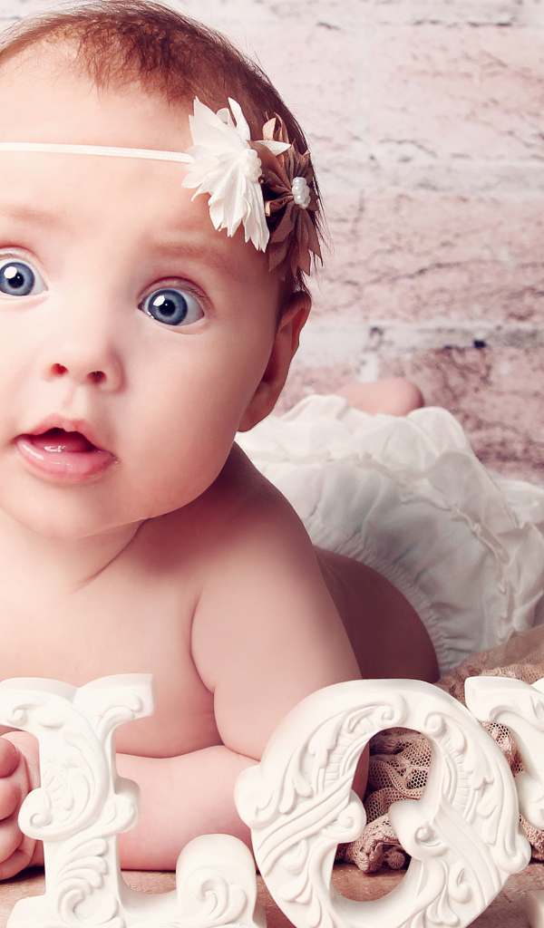 Милый голубоглазый ребенок с надписью любовь 