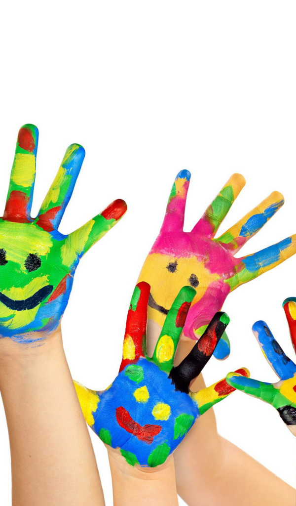 Смайлики нарисованы красками на руках детей на белом фоне