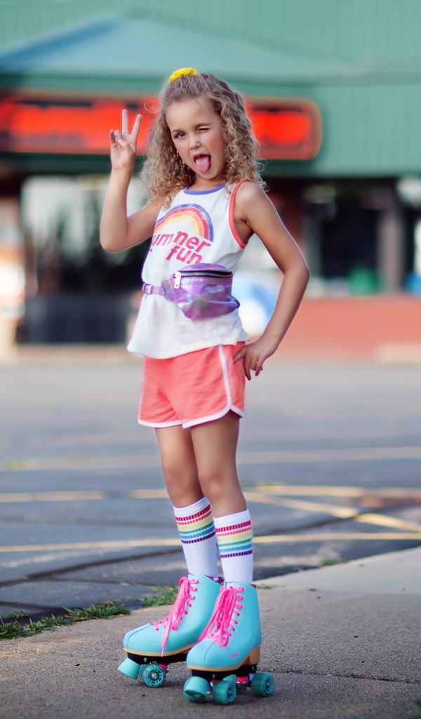 Модная маленькая девочка на роликах 