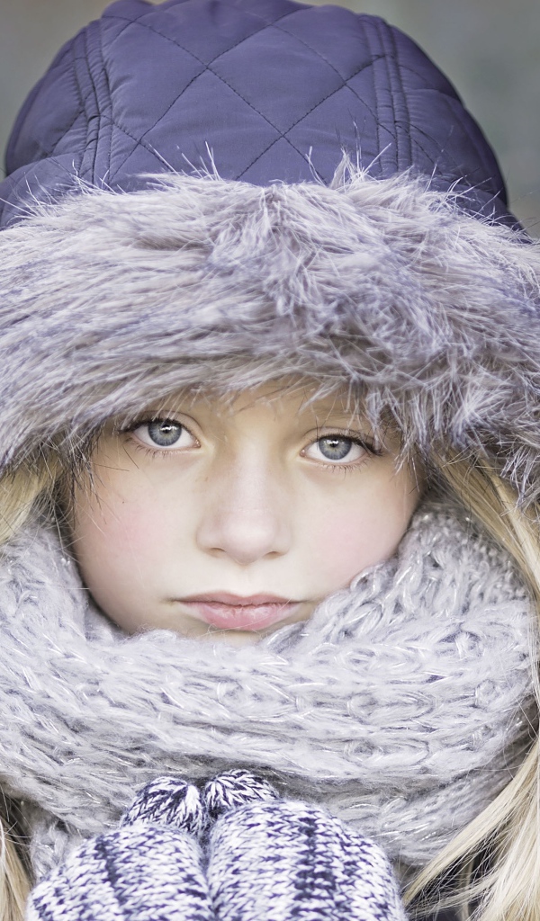 Девочка в теплой куртке зимой