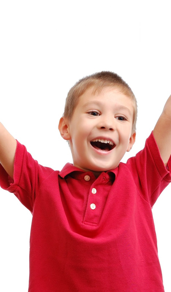 Счастливый мальчик в красной рубашке на белом фоне