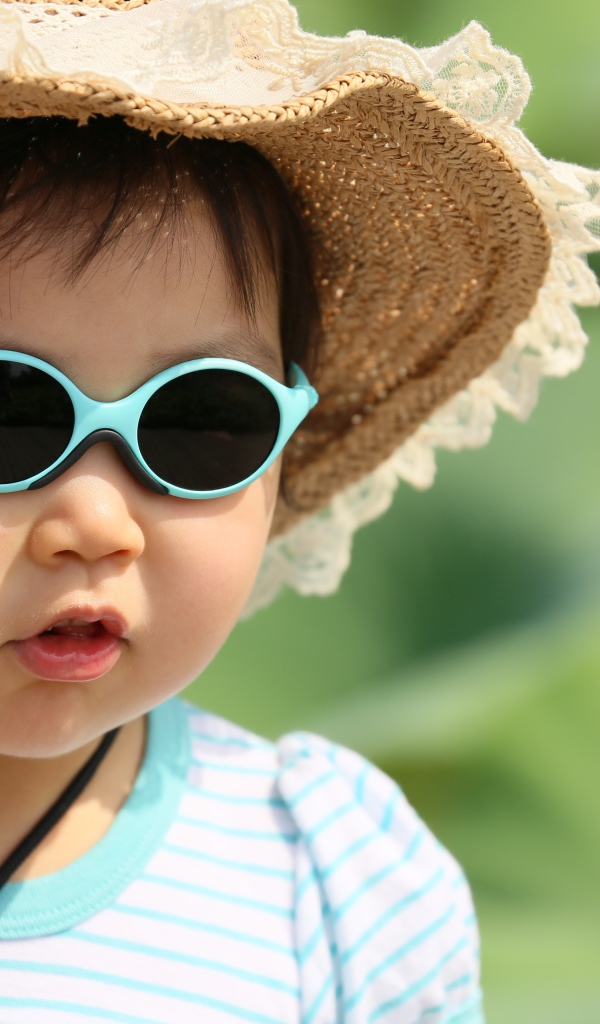 Маленький ребенок азиат в очках и панаме 