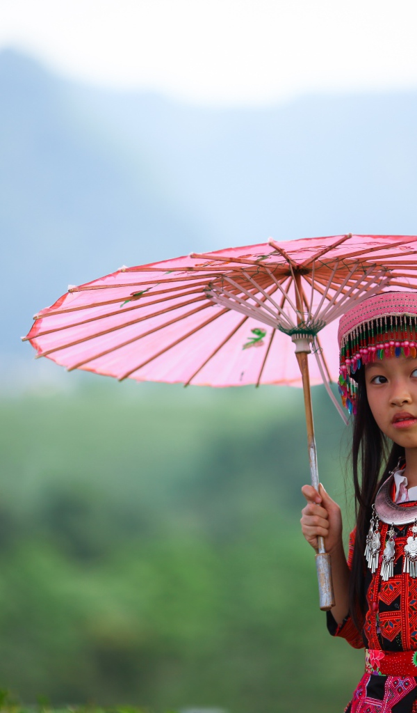 Маленькая девочка азиатка с розовым зонтом