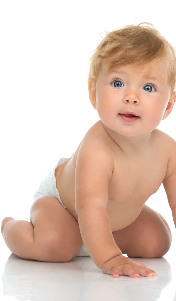 Маленький голубоглазый ребенок на белом фоне