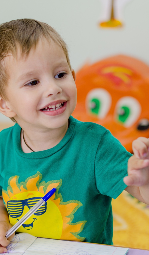 Маленький мальчик изучает глобус 