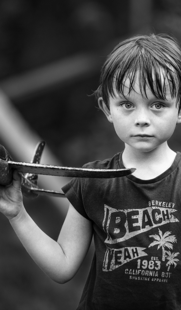 Маленький мальчик с самолетиком в руке 