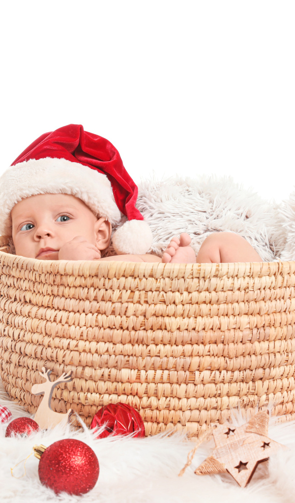 Маленький ребенок в корзине с подарками на новый год 