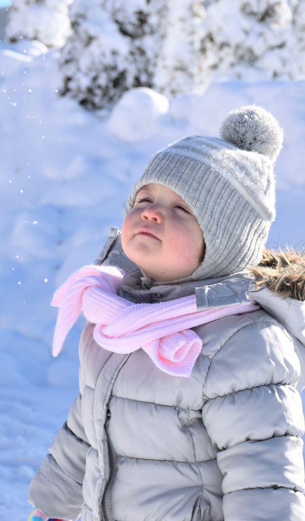 Маленькая девочка наслаждается зимой 