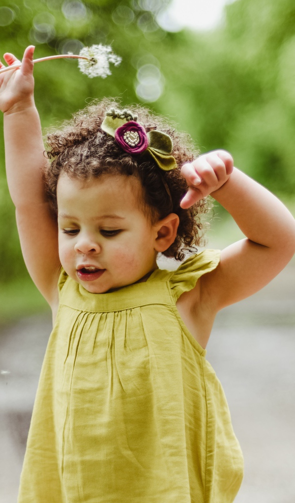 Маленькая девочка в платье с одуванчиком