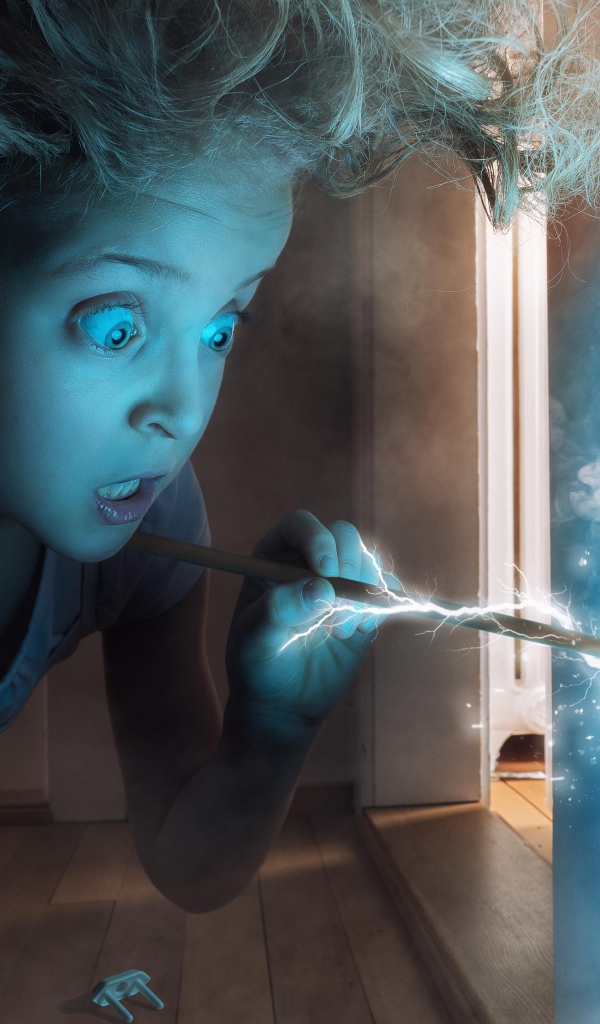 Маленькая девочка засунула палку в розетку 