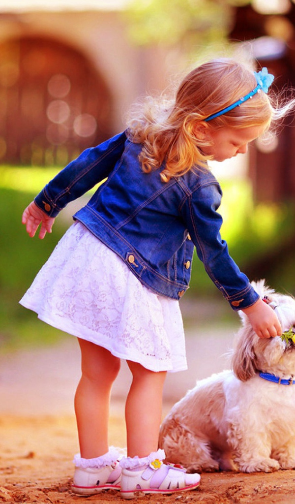 Маленькая девочка гуляет с собакой 