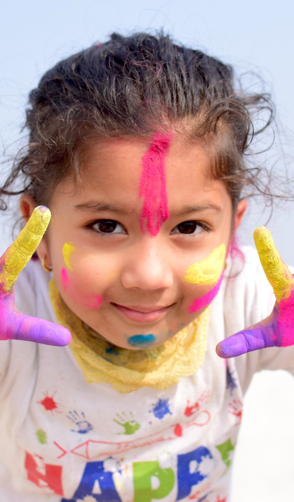 Маленькая девочка с руками в краске 