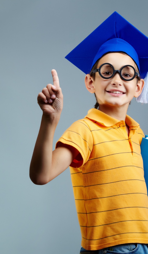 Маленький ученый мальчик с книгой в руке 