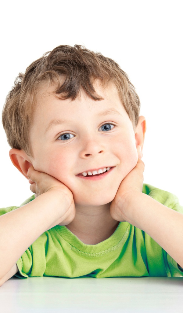 Маленький улыбающийся голубоглазый мальчик на белом фоне