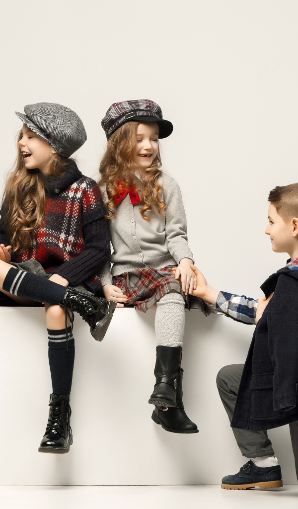 Маленькие стильные дети на сером фоне