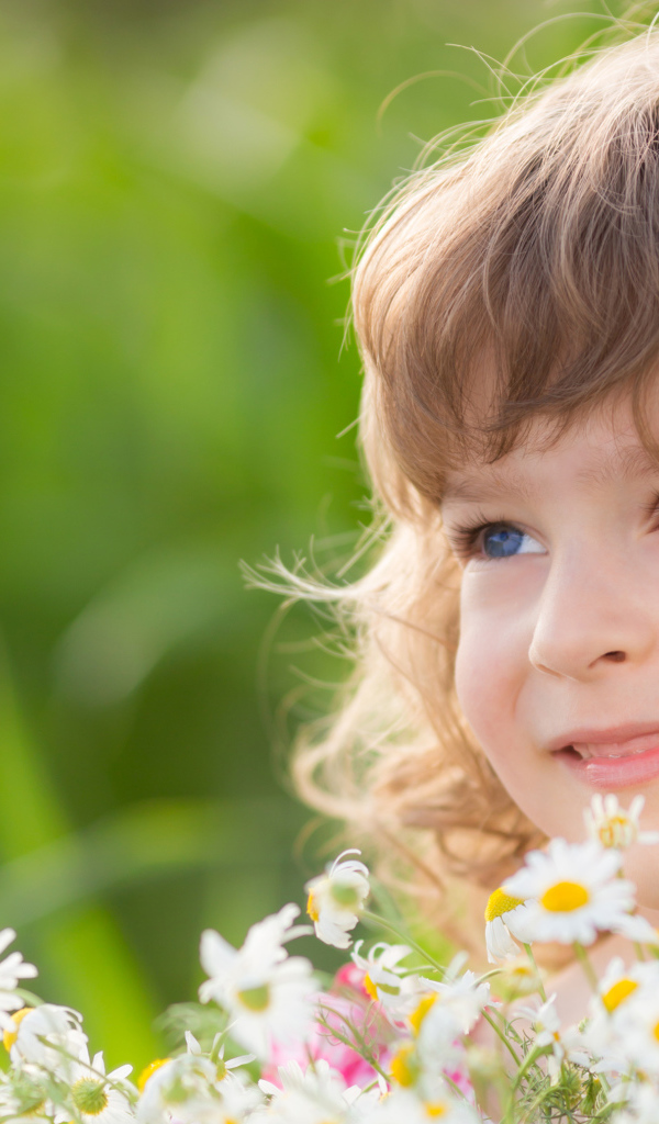 Улыбающаяся девочка с букетом ромашек 