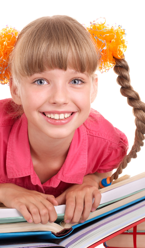 Улыбающаяся девочка с книгами на белом фоне