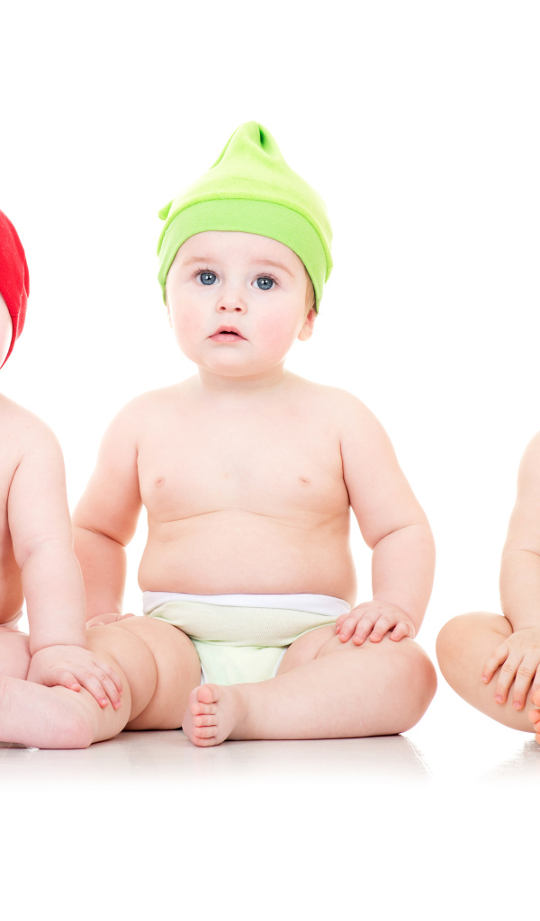 Три маленьких  мальчика на белом фоне