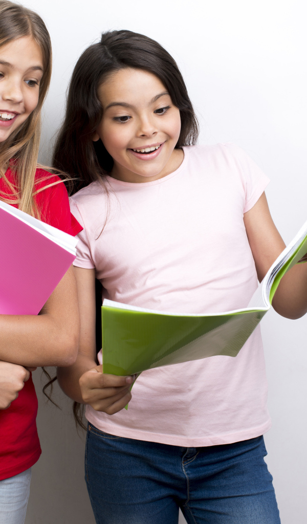 Две маленькие девочки школьницы с тетрадями