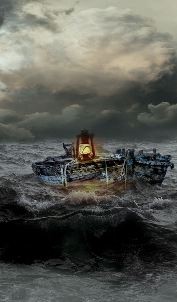 Старая лодка с лампой попала в шторм в море 