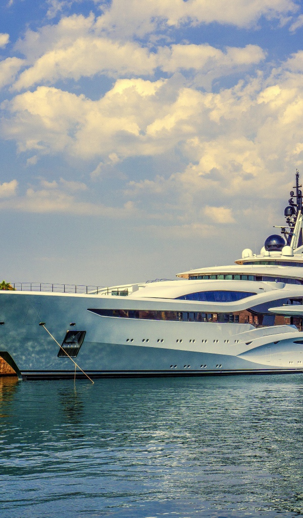 Красивая большая яхта Марина в море 