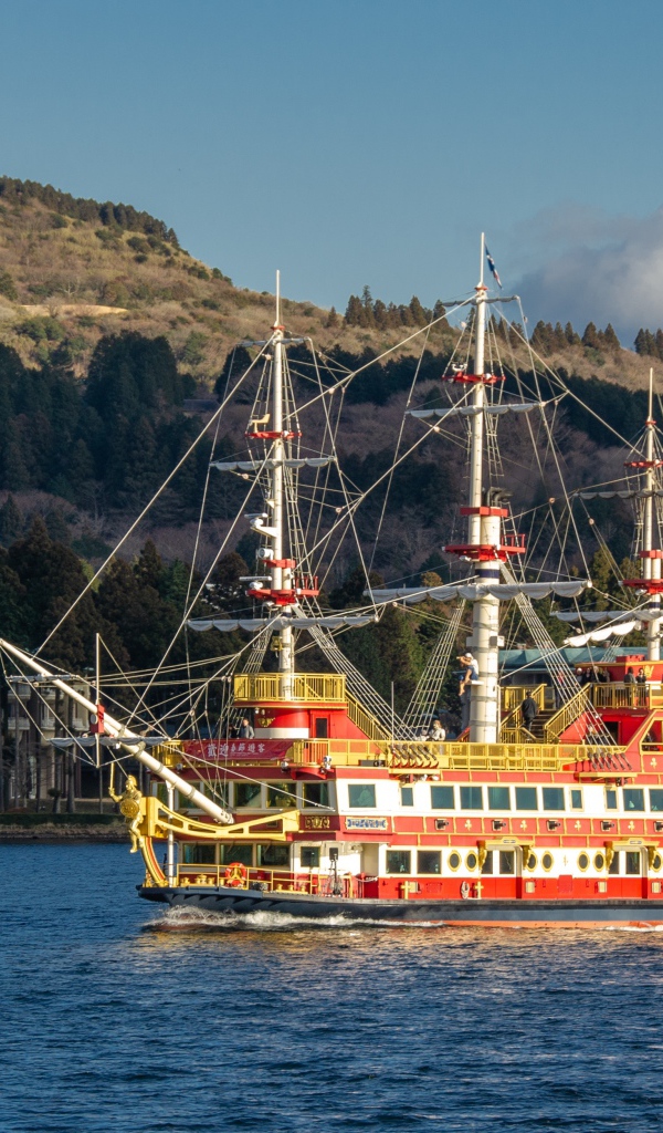 Большой красивый корабль в море 