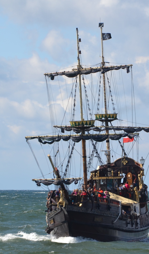 Большой черный пиратский корабль в море