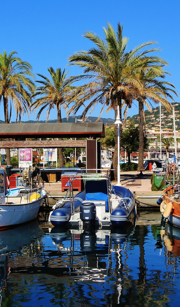 Лодки на пристани на тропическом пляже