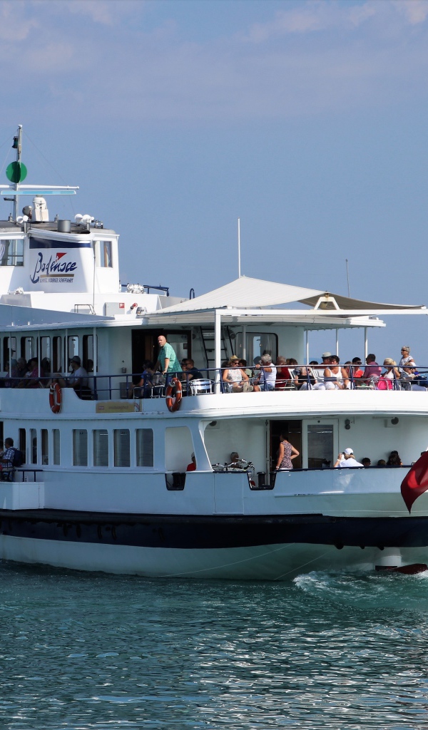 Круизный теплоход плывет по воде 