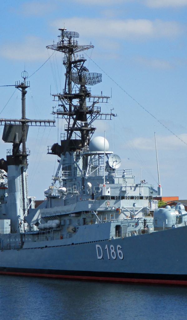 Эскадренный миноносец выходит в море