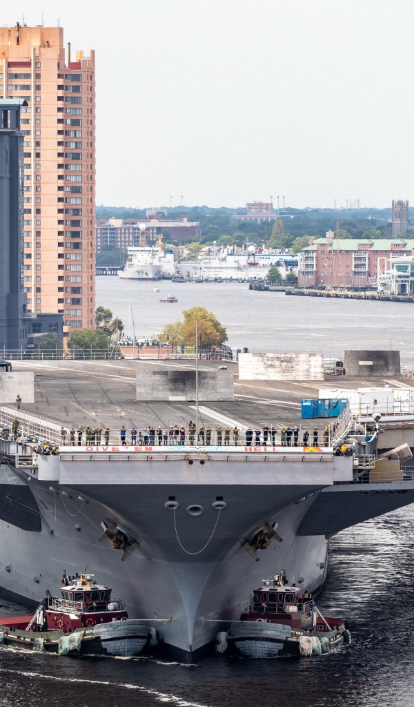 Большой авианосец в порту 