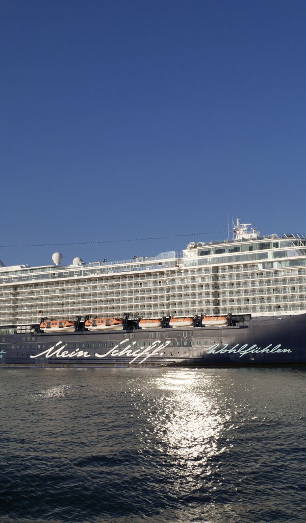 Большое круизное судно Mein Schiff  в море 